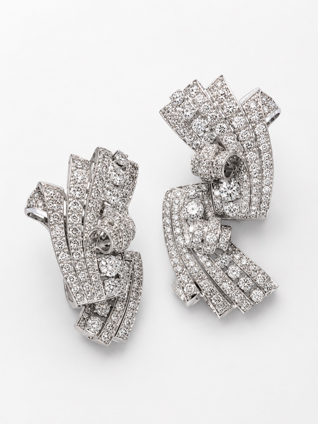Paire de clips Art Déco en or blanc, rubans croisés entièrement pavés de diamants.