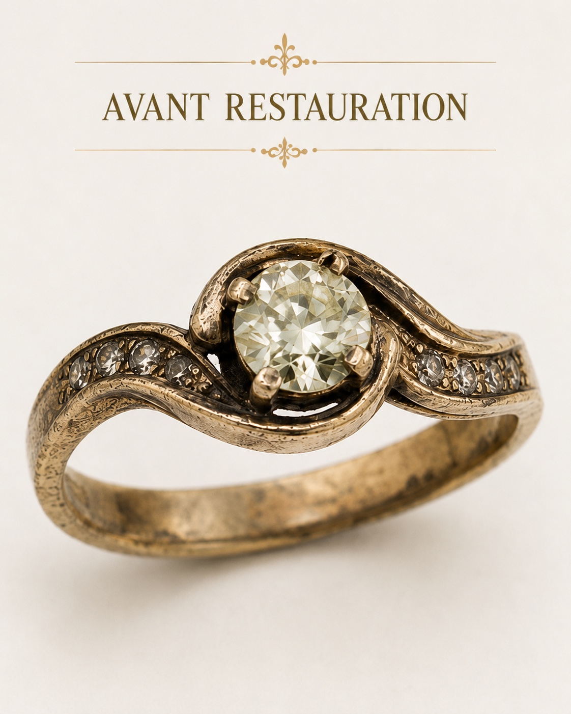 Bague solitaire ancienne avant restauration : monture ternie, or oxydé et usé.